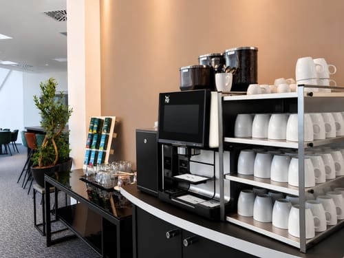Professionelle Kaffestation mit WMF Kaffeevollautomat und Tassen-Regal