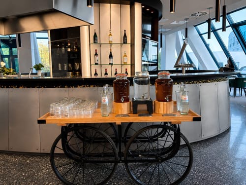 Stilvoller Getränkewagen in moderner Eventlocation – Catering & Bar-Setup