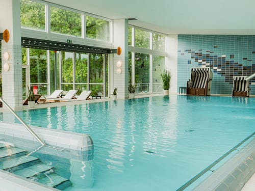 Hallenbad mit Strandkörben und Panoramafenstern – Wellness im Hotel Schwarzwald Freudenstadt