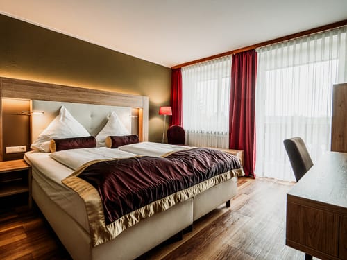 Komfortables Hotelzimmer mit Boxspringbett und elegantem Ambiente