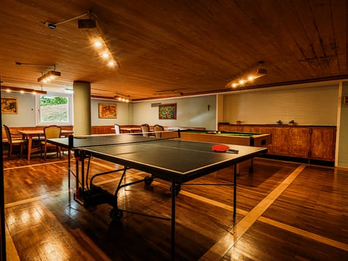 Spielzimmer mit Tischtennis und Billard – Freizeitangebot im Hotel Schwarzwald Freudenstadt