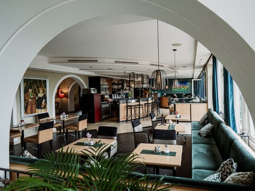 Stilvolles Restaurant mit Bar und Lounge-Bereich – Hotel Schwarzwald Freudenstadt