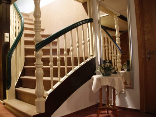 Flur mit Treppe nach oben