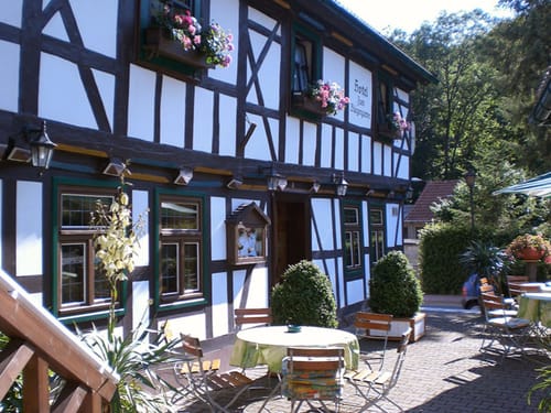 Biergarten mit Stühlen und Tischen