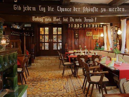 Viele eingedeckte Tische im Hotelrestaurant