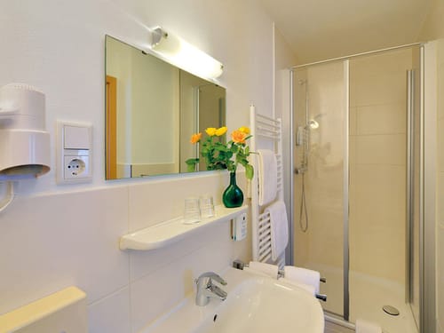 Kleines helles Badezimmer