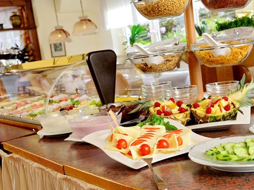 Frühstücksbuffet mit mehreren Speisen
