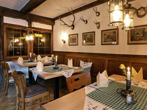 Uhriges Restaurant mit eingedeckten Tischen