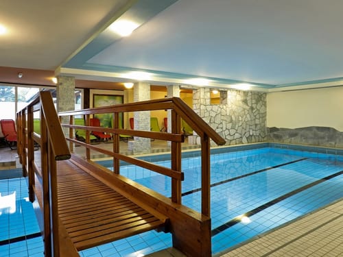 Kleines Schwimmbad mit Liegestühlen