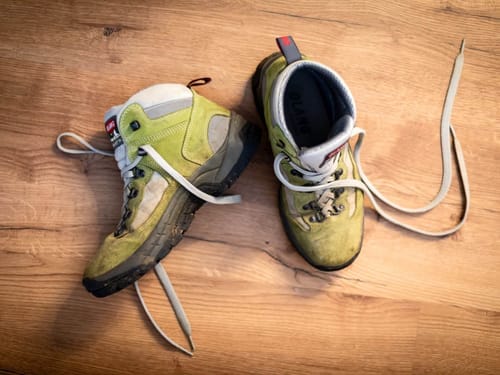 Verschmutzte Wanderschuhe