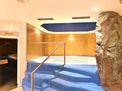 Großer Whirlpool im Wellnessbereich