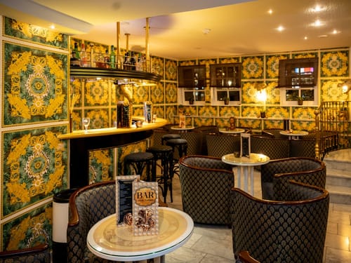 bar mit einigen Tischen und Stühlen