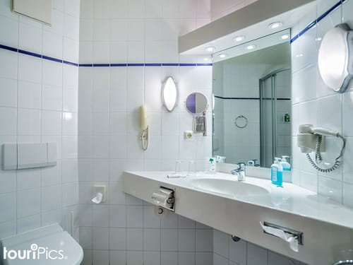Bad mit Spiegel und Waschbecken