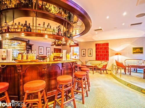 Hotelbar mit vielen Sitzmöglichkeiten