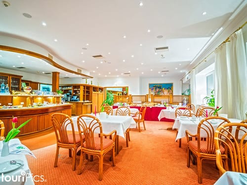 gedeckte Tische im Restaurant mit Speisenbuffet