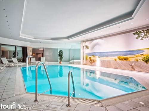 Schwimmbad mit Liegestühlen