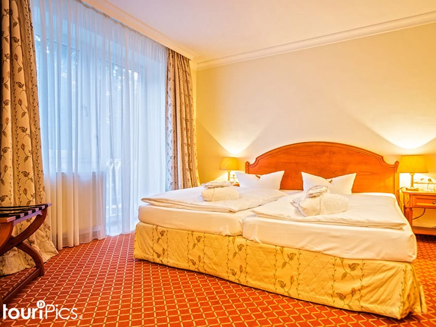 Hotelzimmer mit Doppelbett