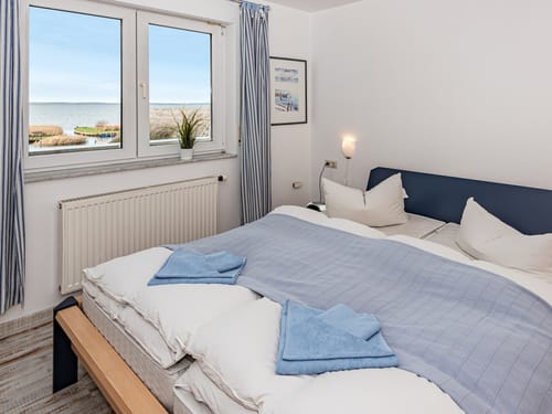 Modernes Schlafzimmer mit Meerblick und Doppelbett