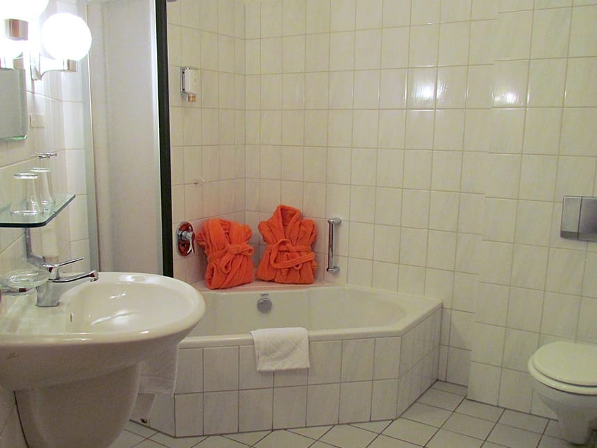 Badbereich im Doppelzimmer