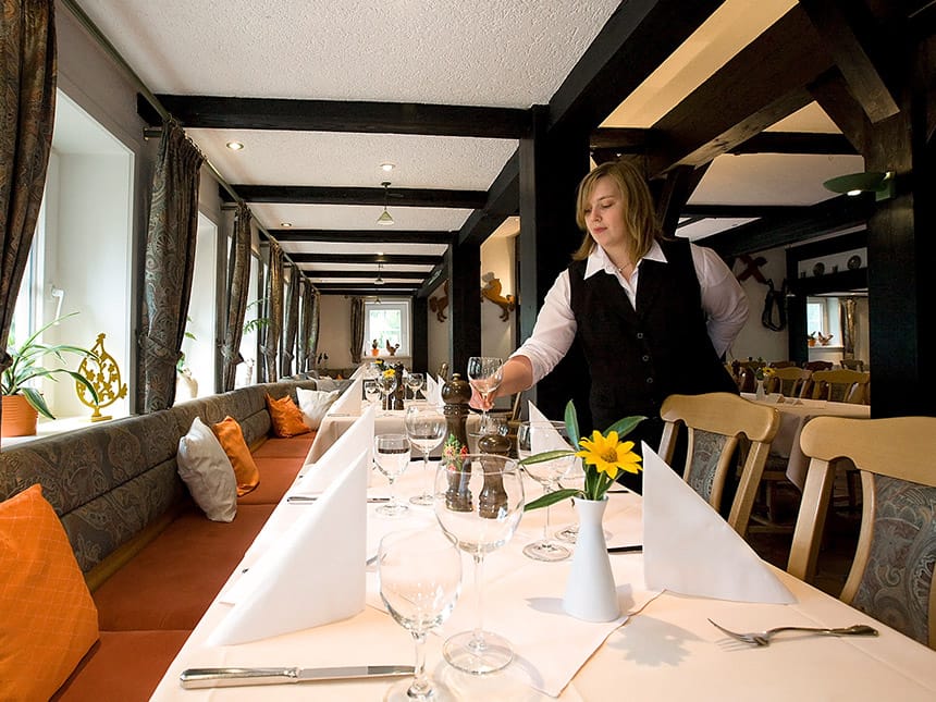 gemütliches Hotelrestaurant mit weiß eingedecketn Tischen