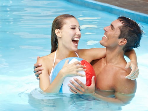 Paar im Hotelpool
