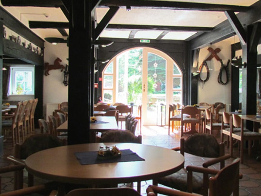 rustikale Hotelstube mit verschiedenen Tischgruppen