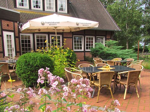 Aussen Terrasse mit Rattanmöbeln