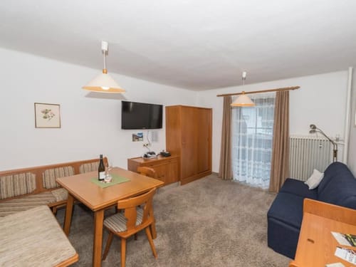 Sitzecke mit Eckbank, Tisch und Stuhl sowie eine Couch