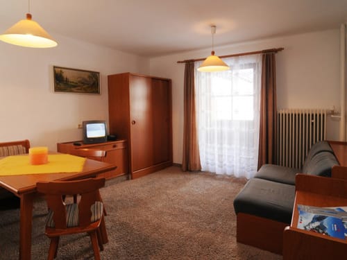 Couch,TV und Esszimmertisch