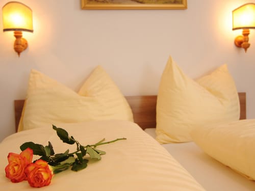 Bett mit einer Rose drauf