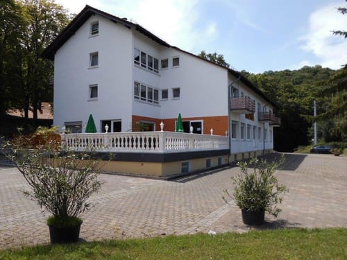 Hotelansicht bei Tag