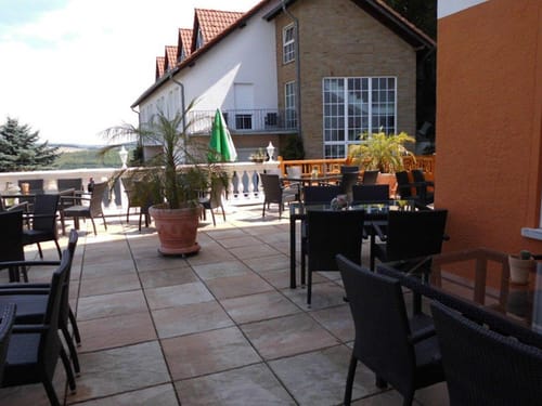 Hotelterrasse bei Sonnenschein