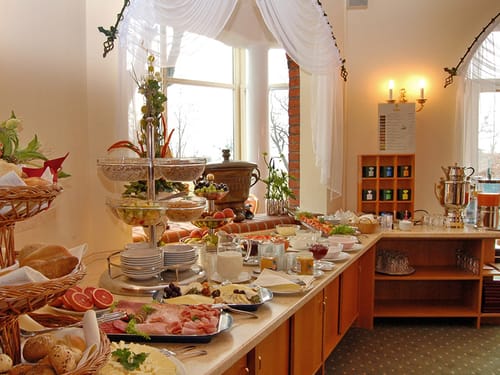 Große Auswahl an Speisen am Buffet