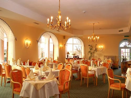 Großes Restaurant mit eingedeckten Tischen