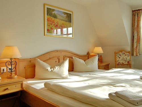 Kleines Zimmer mit Holzmöbeln