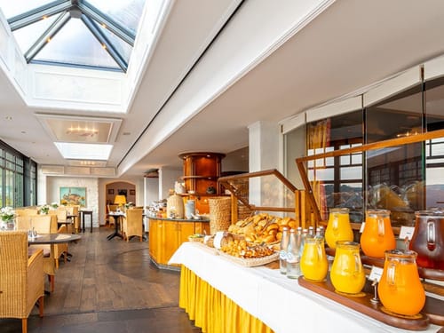 Frühstücksbuffet mit Speisen und Getränken