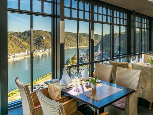 Eingedeckte Tische mit Blick auf den Rhein