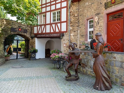 Holzfiguren beim Hotel