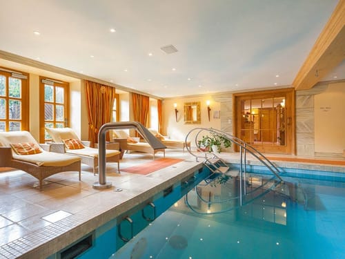 Schwimmbad mit Liegestühlen