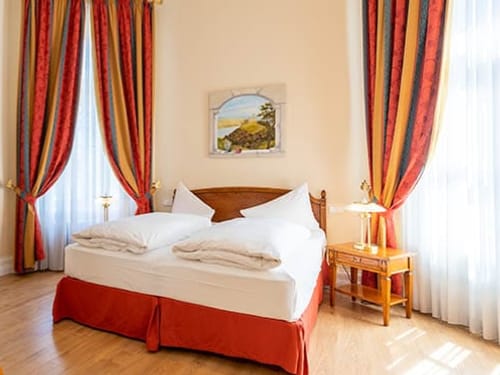 Großes Zimmer mit einer Sitzgruppe