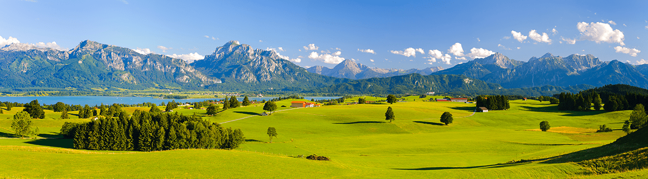 Alpenpanorama im Allgäu Allgäu Bayern – Bergpanorama mit alpinen Wiesen