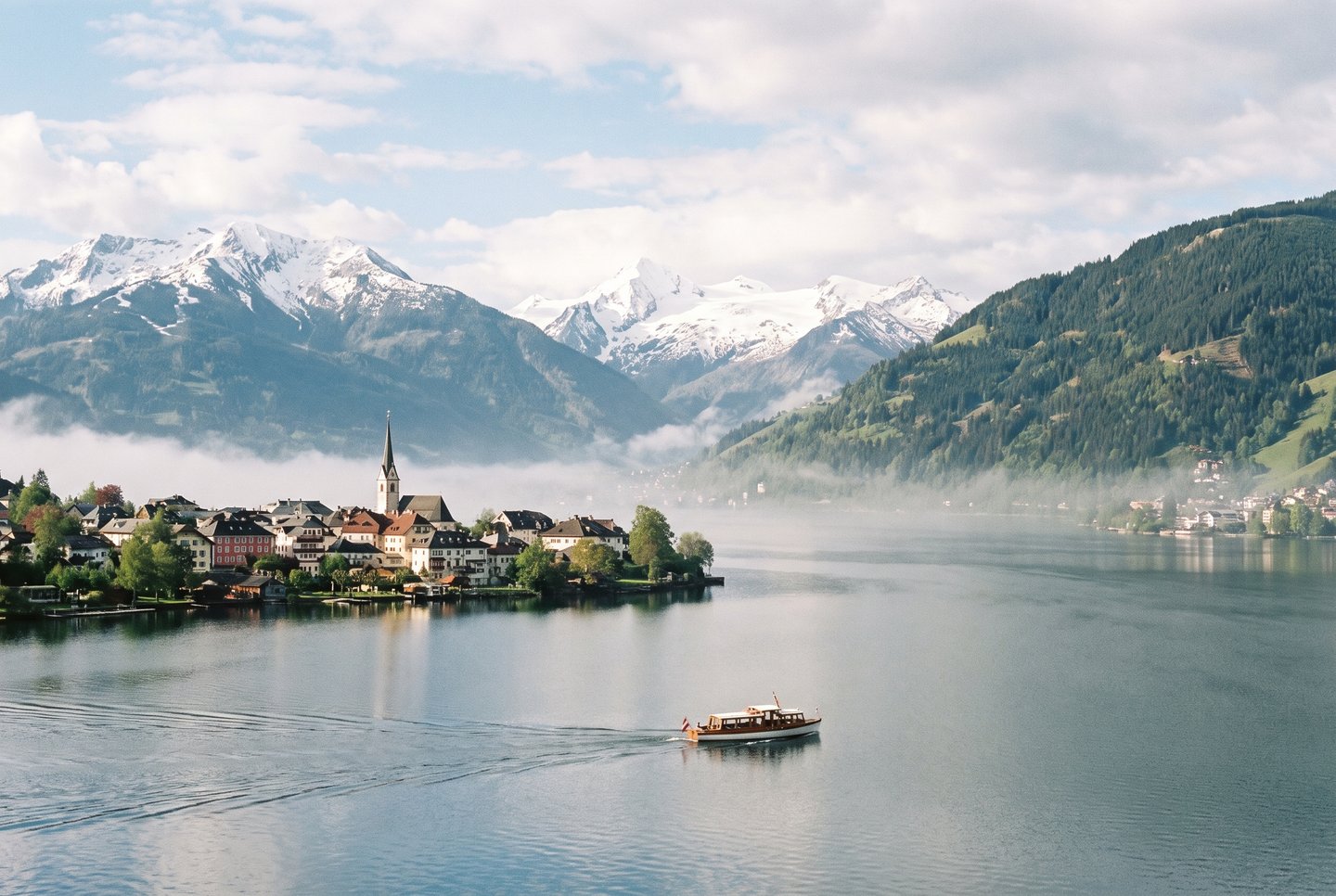 Zeller See – Altstadt von Zell am See mit Kitzsteinhorn-Gletscher Zell am See am Ufer des Zeller Sees im Salzburger Land mit Blick auf Schmittenhöhe und Kitzsteinhorn-Gletscher