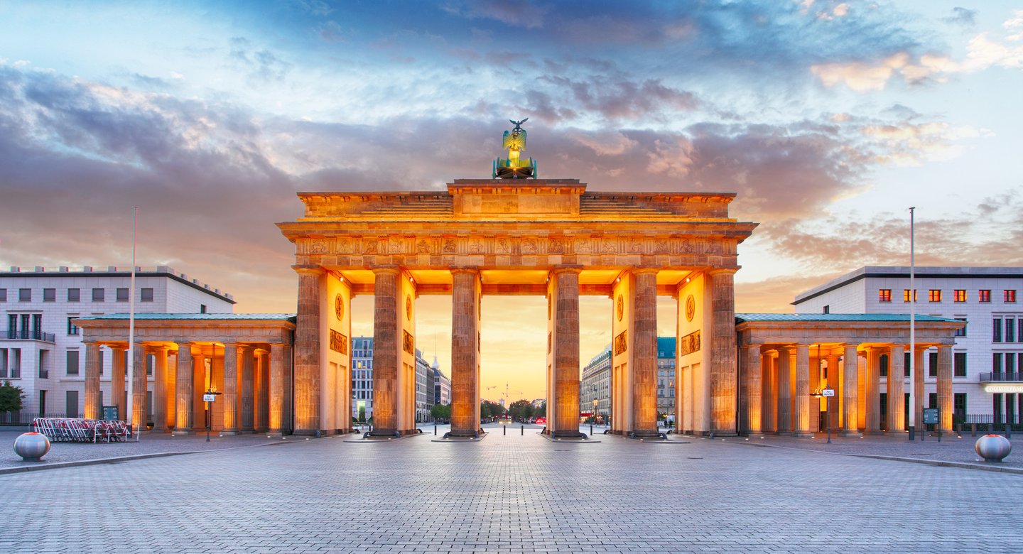 Brandenburger Tor in Berlin im Licht der Abendsonne – ein Wahrzeichen für Geschichte und Kultur