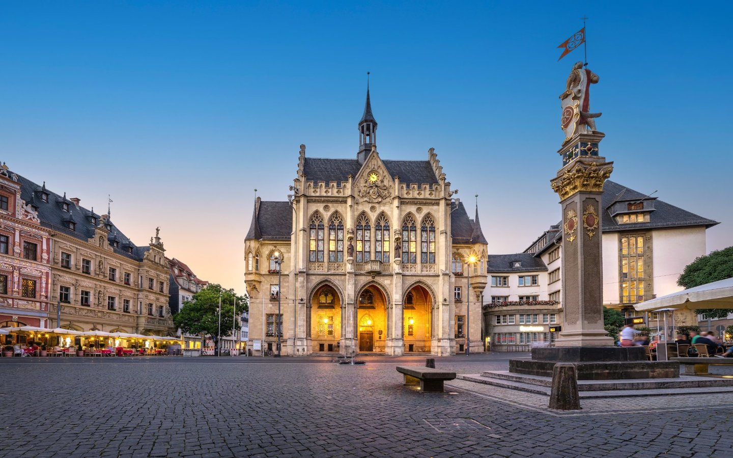 Der historische Fischmarkt mit dem neugotischen Rathaus in Erfurts Altstadt