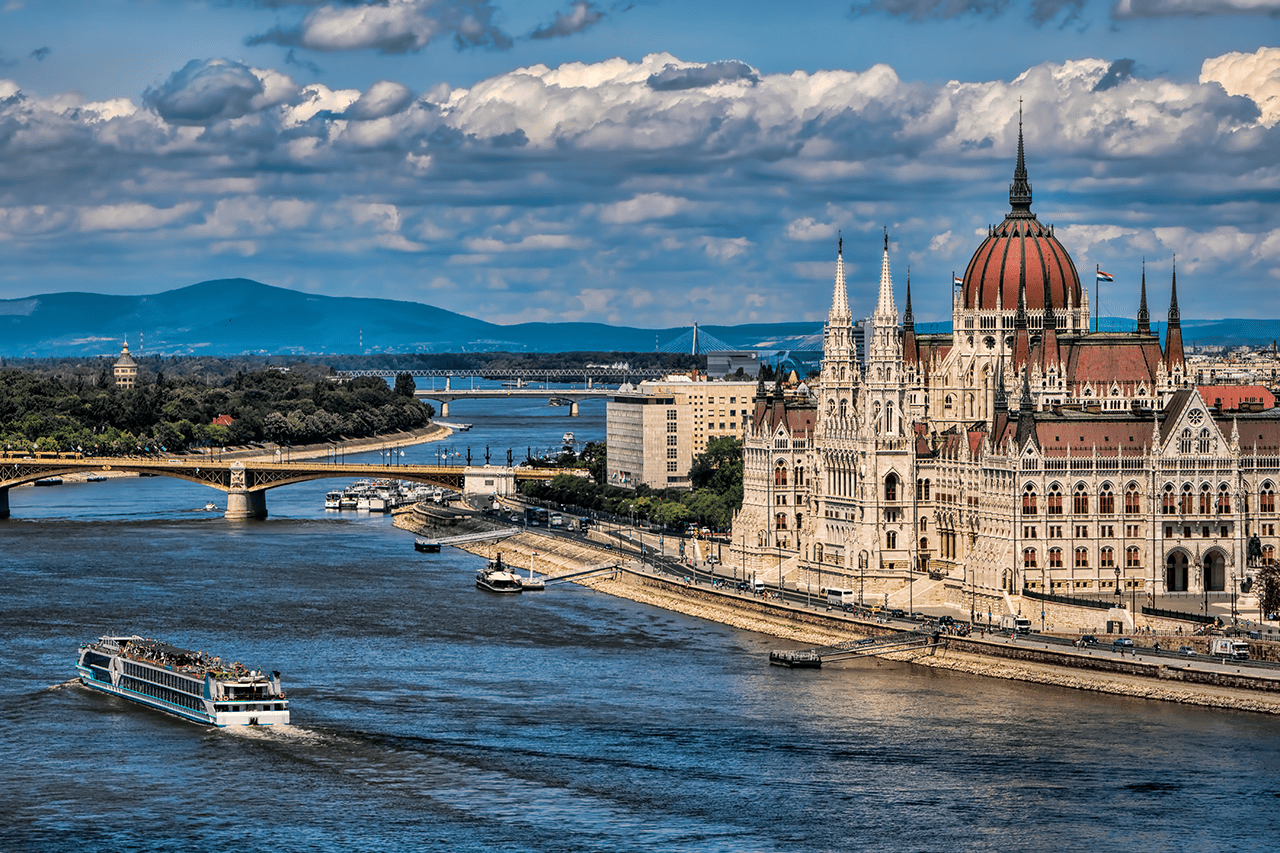 Panoramablick auf die Donau mit historischer Architektur