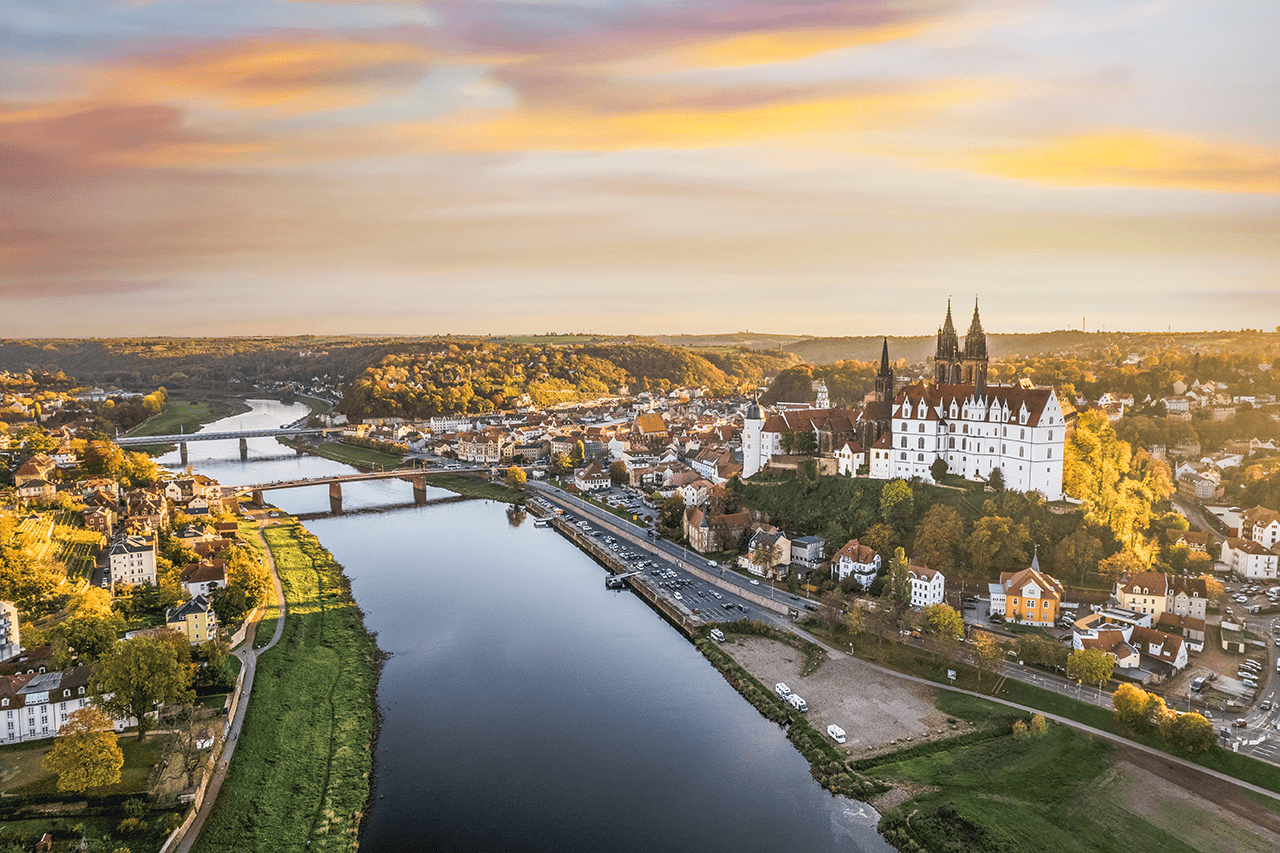 Historisches Flussufer an der Elbe bei Meißen mit Albrechtsburg