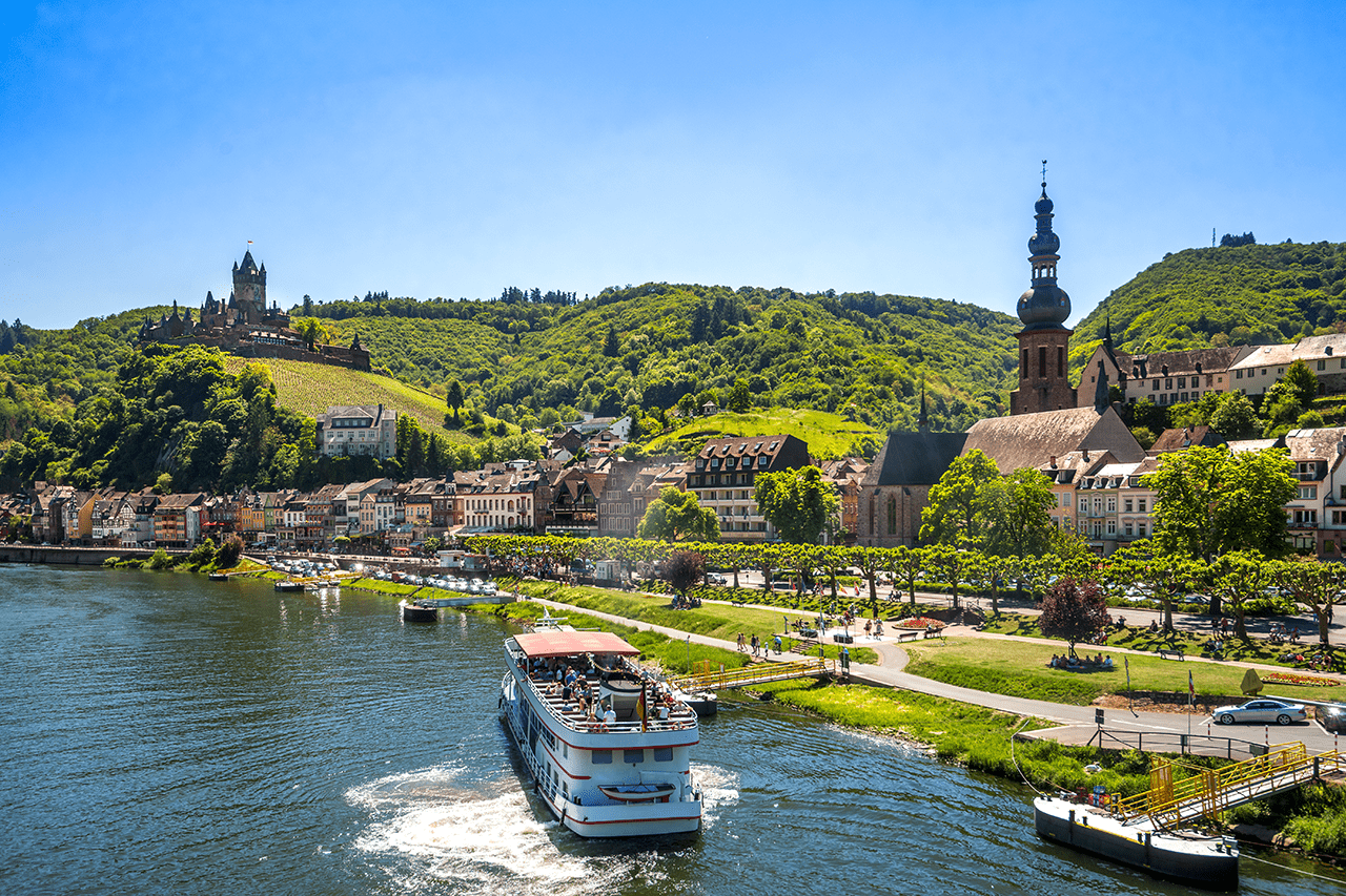 Idyllische Moselschleife bei Cochem mit steilen Weinbergen und Fachwerkhäusern