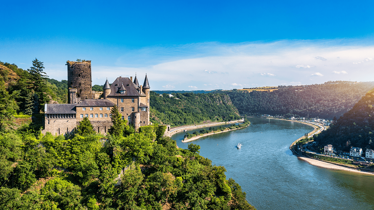 Malerisches Flussufer am Rhein bei St. Goarshausen mit Burgen und Weinbergen