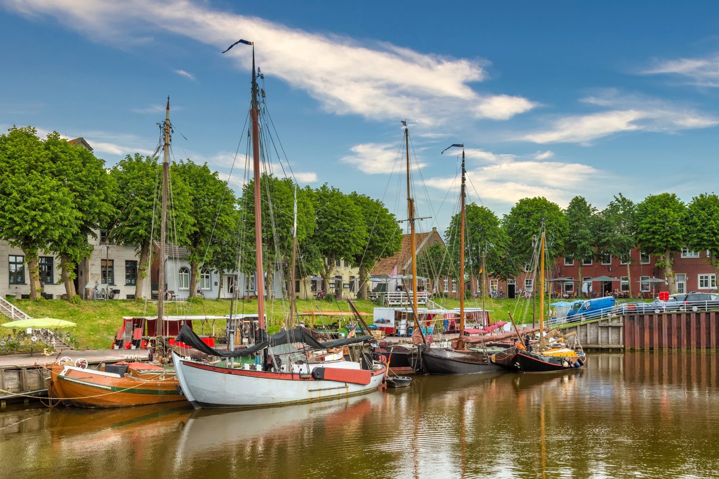 Greetsiel Hafen Ostfriesland Historischer Hafen in Greetsiel mit traditionellen Krabbenkuttern und Segelbooten