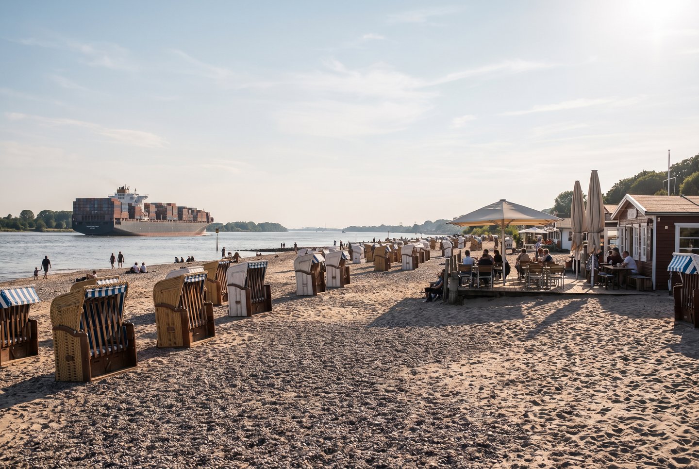 Der Elbstrand zwischen Övelgönne und Blankenese mit Strandkörben und vorbeiziehendem Containerschiff im Sommer
